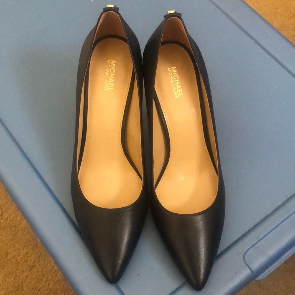 Michael Kors navy pumps